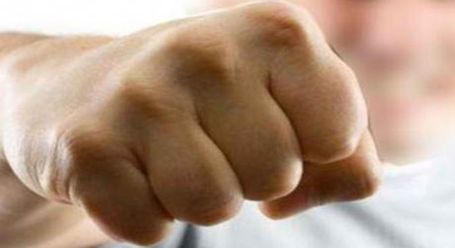 Μπουνιές και κλωτσιές ζωντανά σε τηλεοπτική εκπομπή – Βίντεο